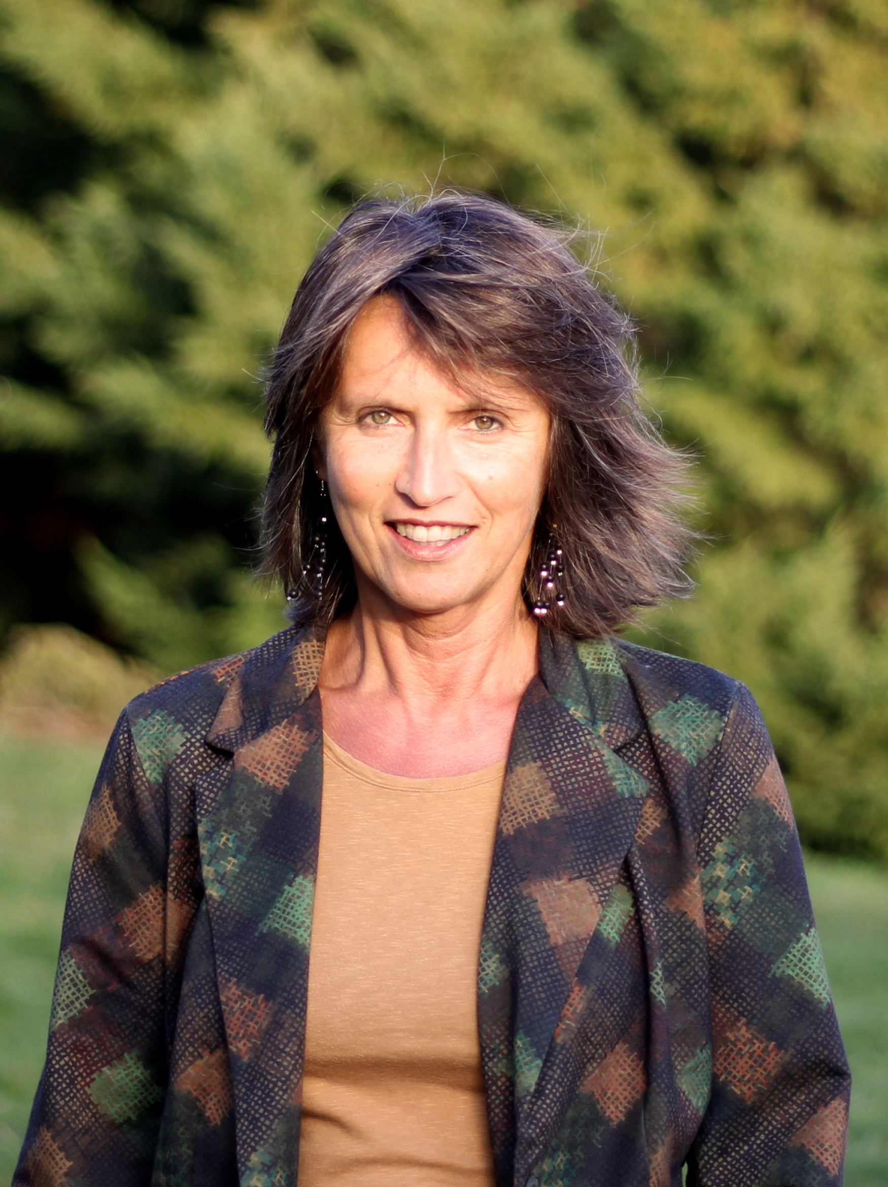 Milena Roussel, souriante, photographiée en extérieur.